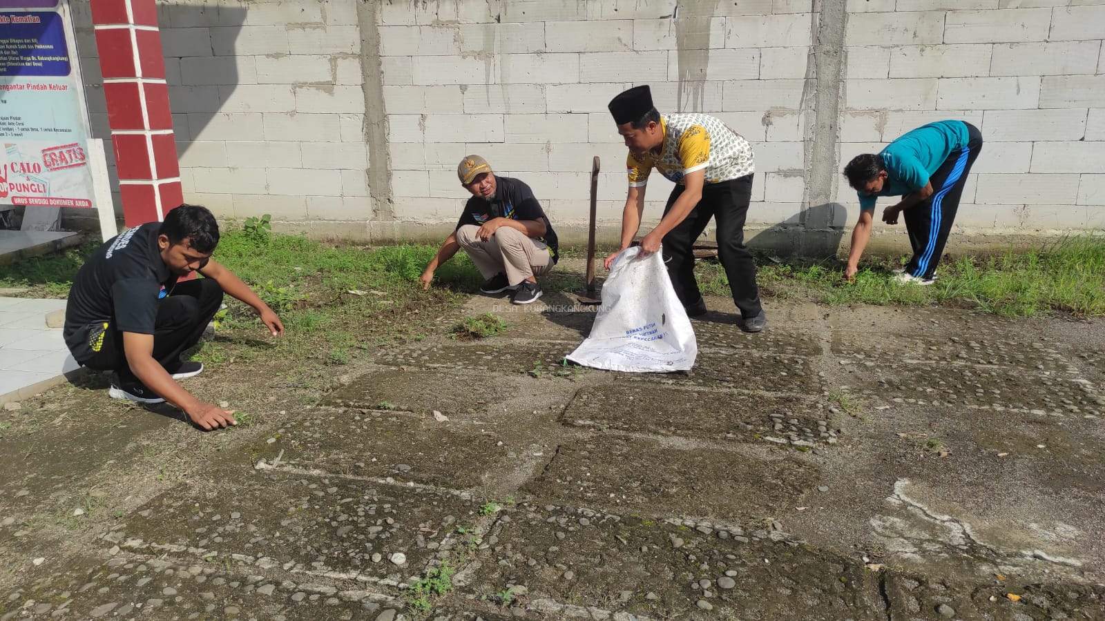 Jum'at Bersih Perangkat Desa Kubangkangkung..dalam rangka memperingati Hari Lingkungan Hidup